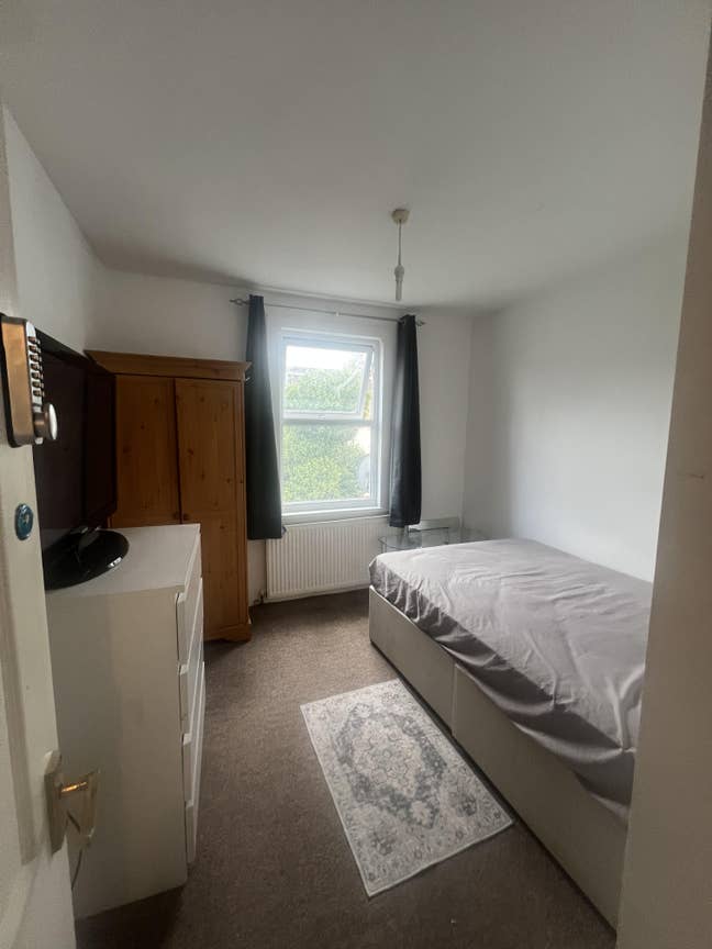 New! 2 Rooms, One Stop from Canary Wharf Main Photo