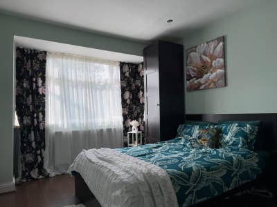  Double bedroom for a Female  in a lovely house. Main Photo