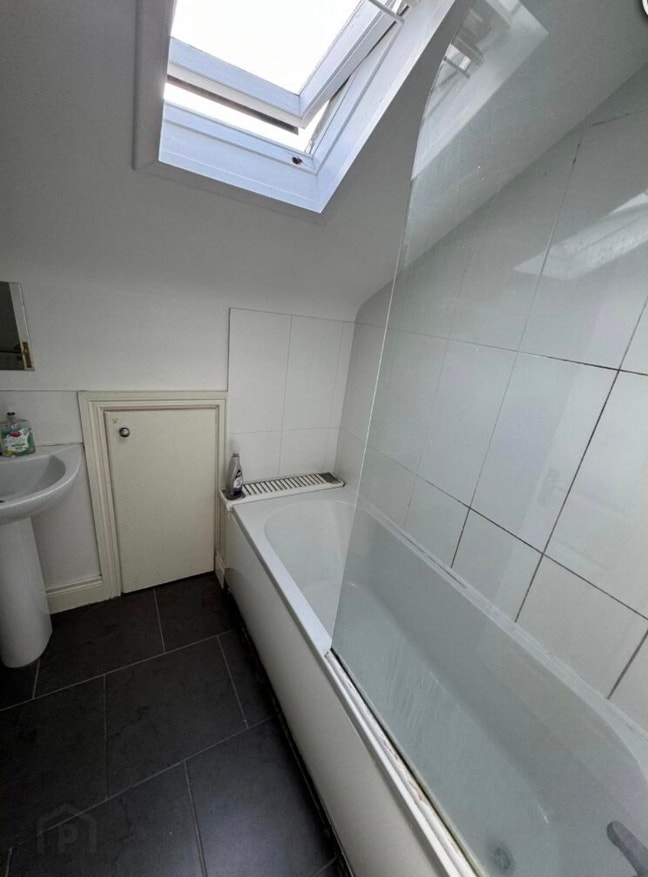 Room to rent in 2 bed flat Main Photo