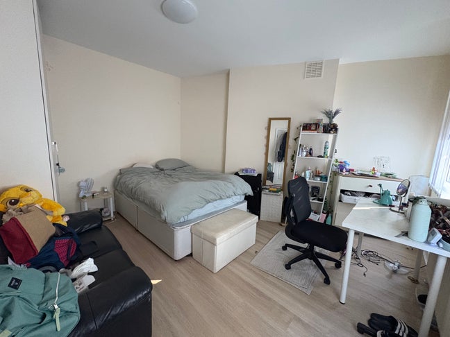 Very central room available (Sunday-Friday) Main Photo