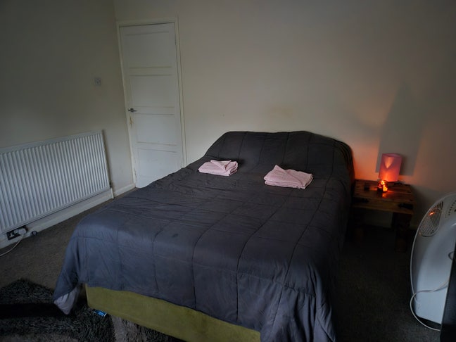 Very large double room to let short term. Main Photo