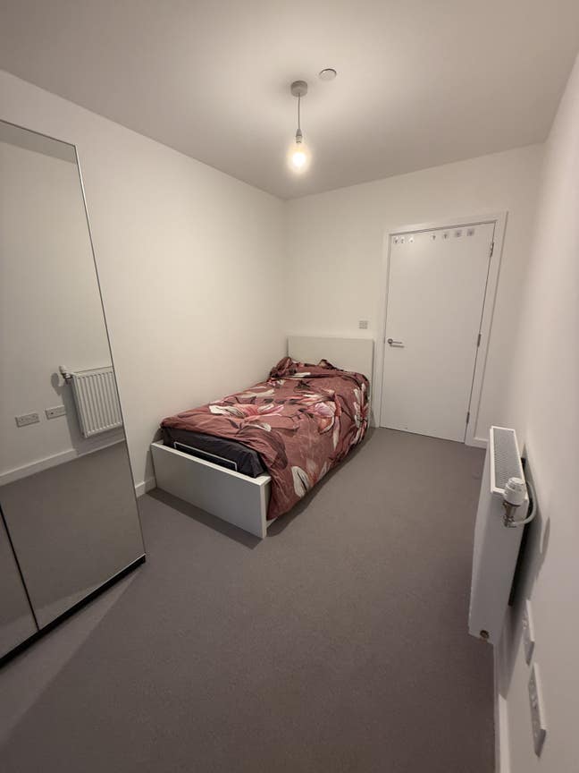Spacious Room for Rent – Excellent Location near P Main Photo