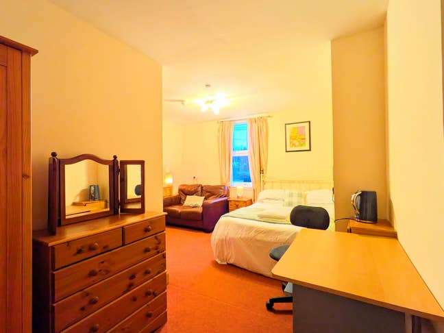 Luxury es double rooms, ex-hotel nr town centre Main Photo