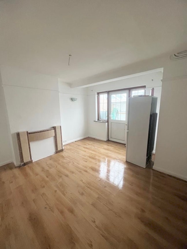Massive Double Lovely House with Garden! Main Photo