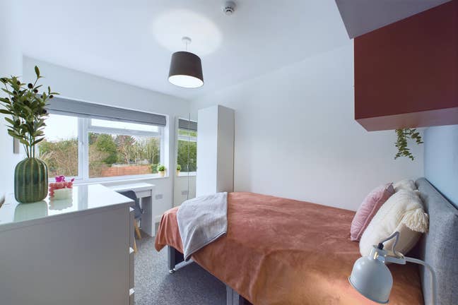 Double bedroom in excellent condition house Main Photo
