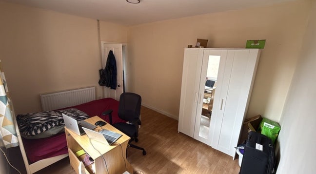 Double Room Available next to Bus Stop Main Photo