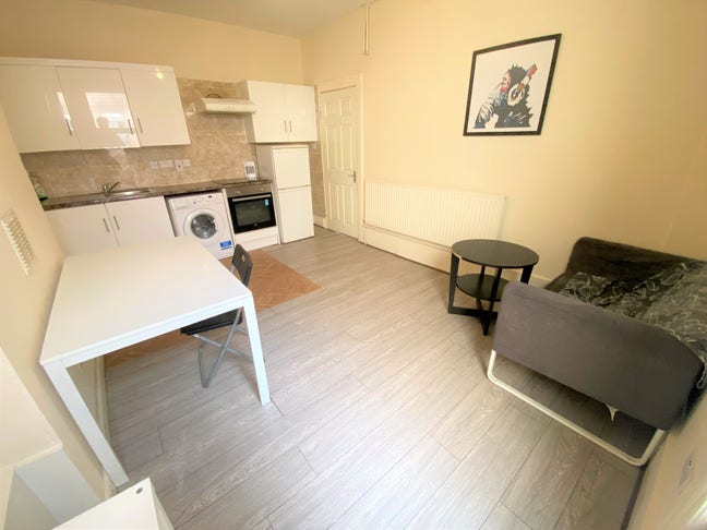 Double Room Available in Turpike Lane N22 *.* Main Photo