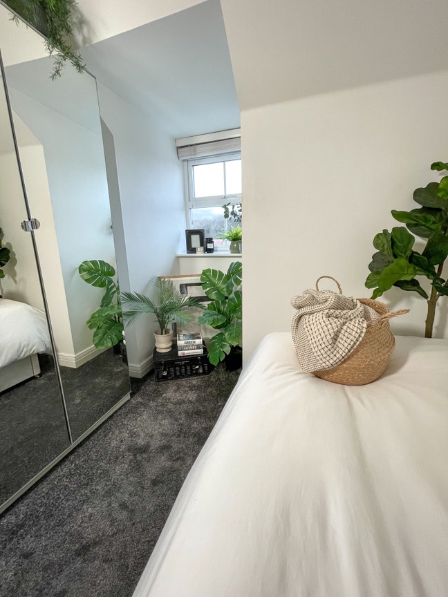 Single room in modern home in popular Jennetts Prk Main Photo