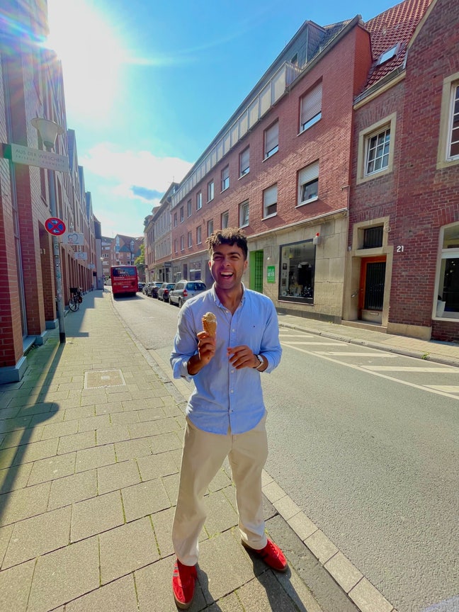 Young Professional looking for a room/ flatmates Main Photo