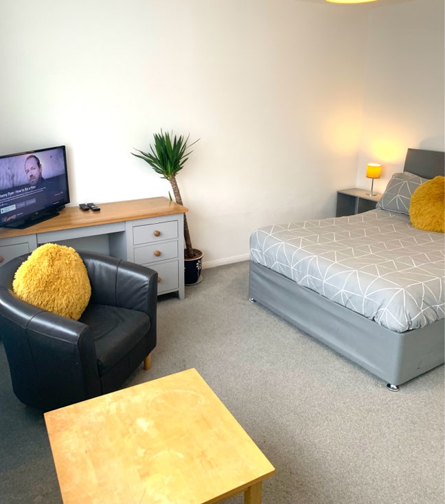 Large Double Room in a great apartment.  Main Photo