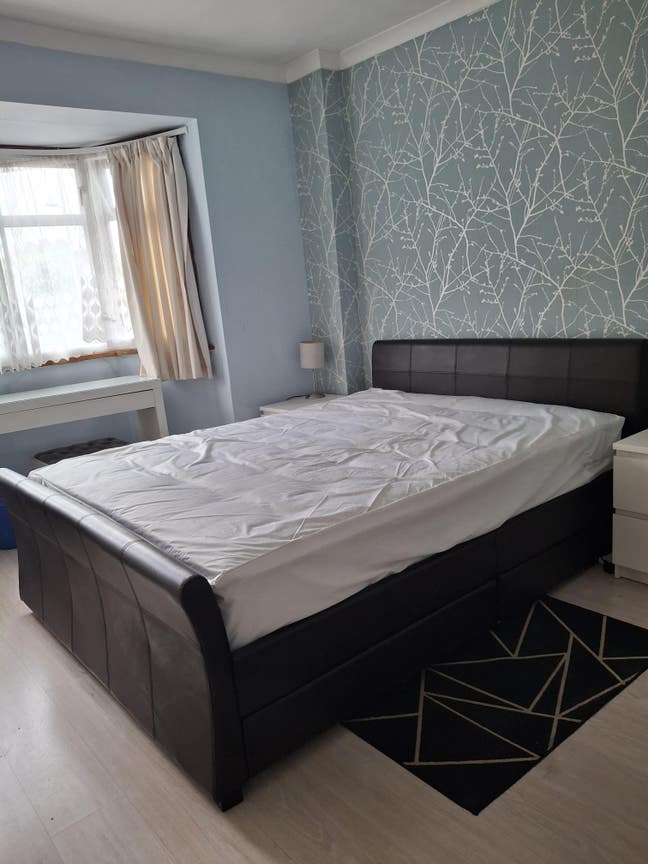 Large spacious room Main Photo