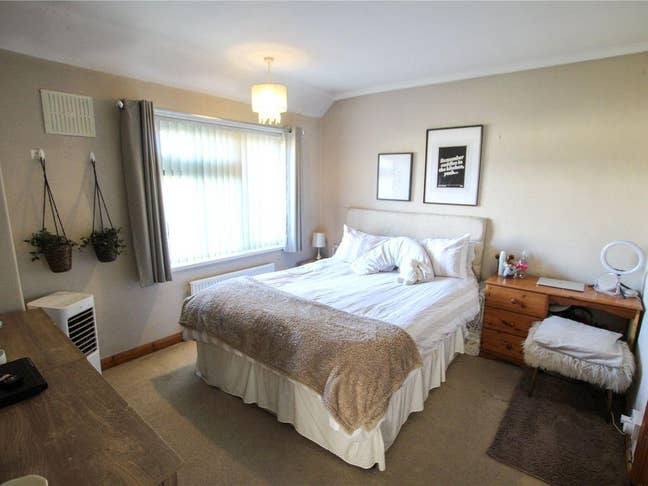Double bedroom in friendly house share Main Photo
