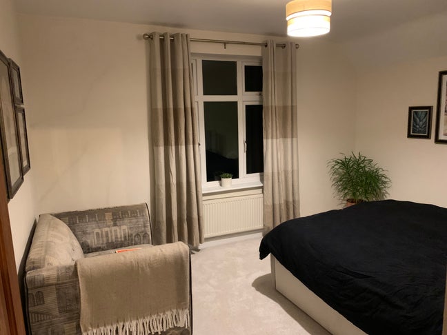 Beautiful room in spacious house  Main Photo