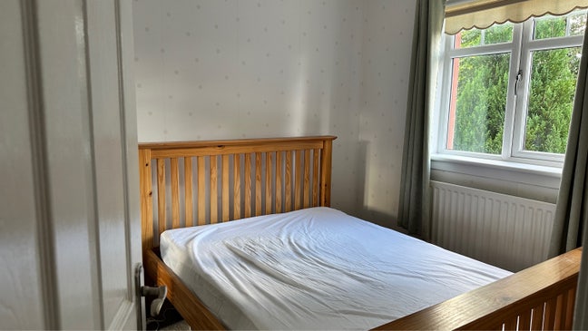 Bright double bedroom Main Photo
