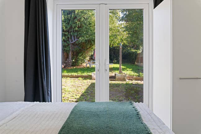 ** Modern Room Near Train Station -No Bills To Pay Main Photo