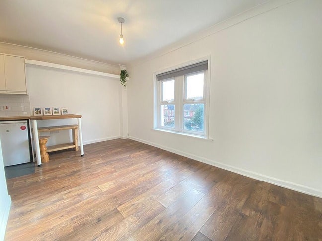 Two bedroom flat both with en-suite  Main Photo
