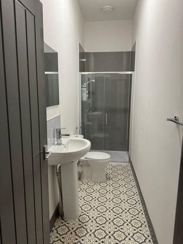 Double Bedroom & Private Bathroom, Tyldesley Main Photo