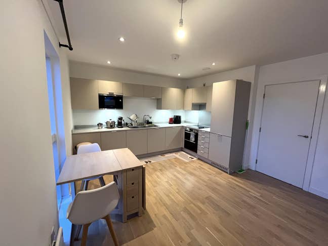 Spacious Double Bedroom with own bathroom  Main Photo