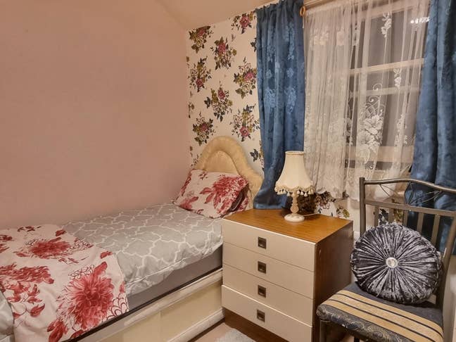 Female House Share- Large Single Room,    Main Photo