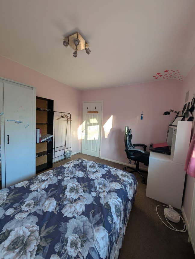 Room to Let in 3-Bed Semi-Detached House Main Photo