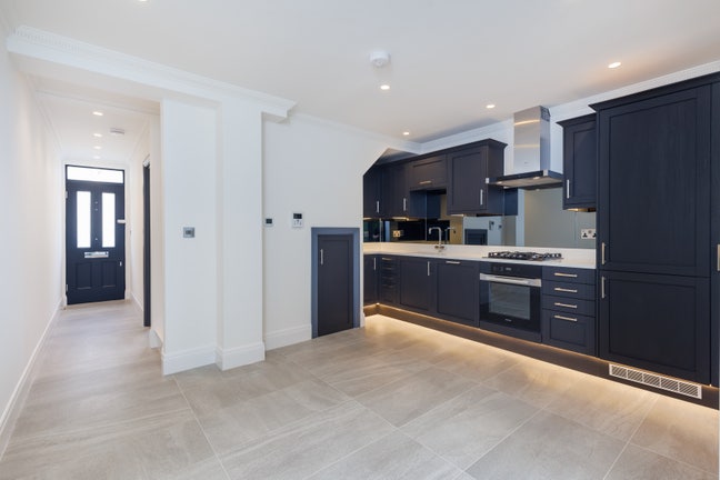 Luxury 4 Bedroom fully refurbished house Main Photo