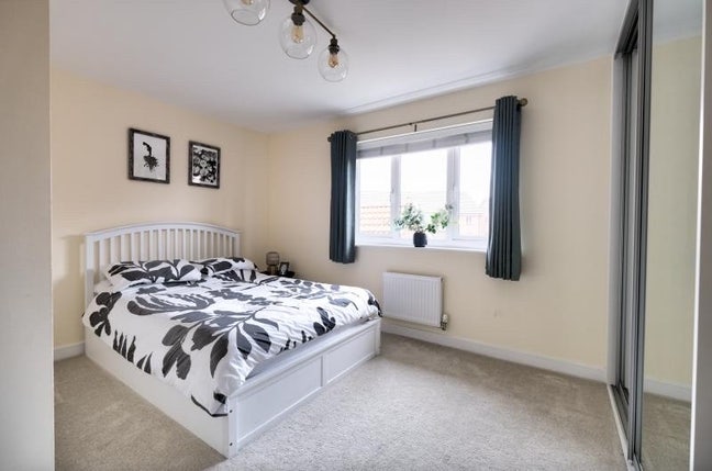 Two Double Bedrooms available Main Photo