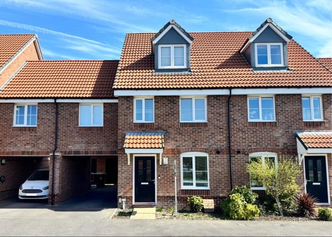 Double Bedroom available Main Photo