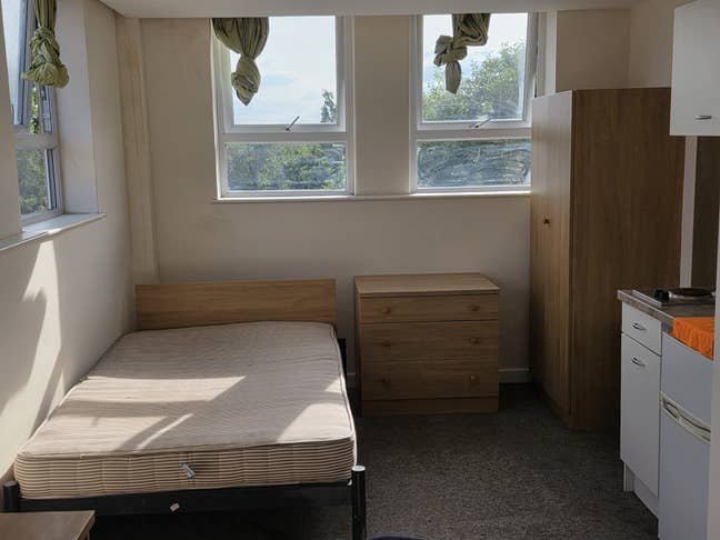 Third Floor Studio Apartment £450 in Alum Rock Main Photo