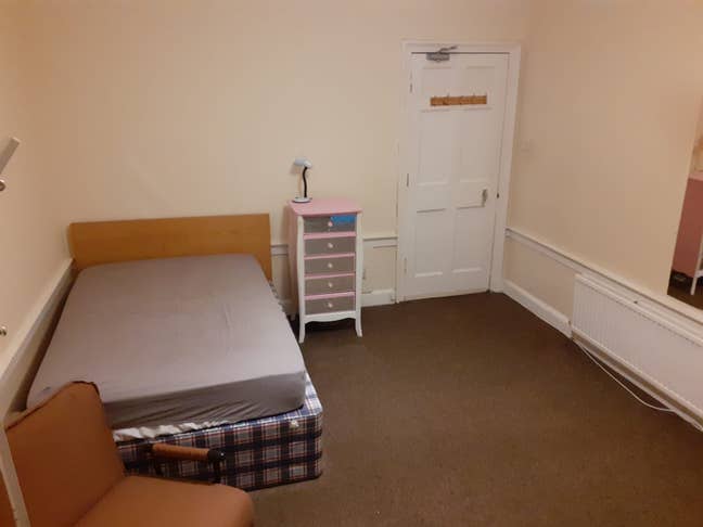 Large Furnished Room in Newington Near Meadows. Main Photo