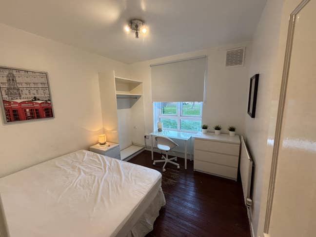 Oval tube 5min walk large room social flat share Main Photo