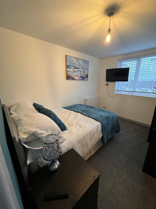 Luxurious house share no deposit ! Singles only  Main Photo