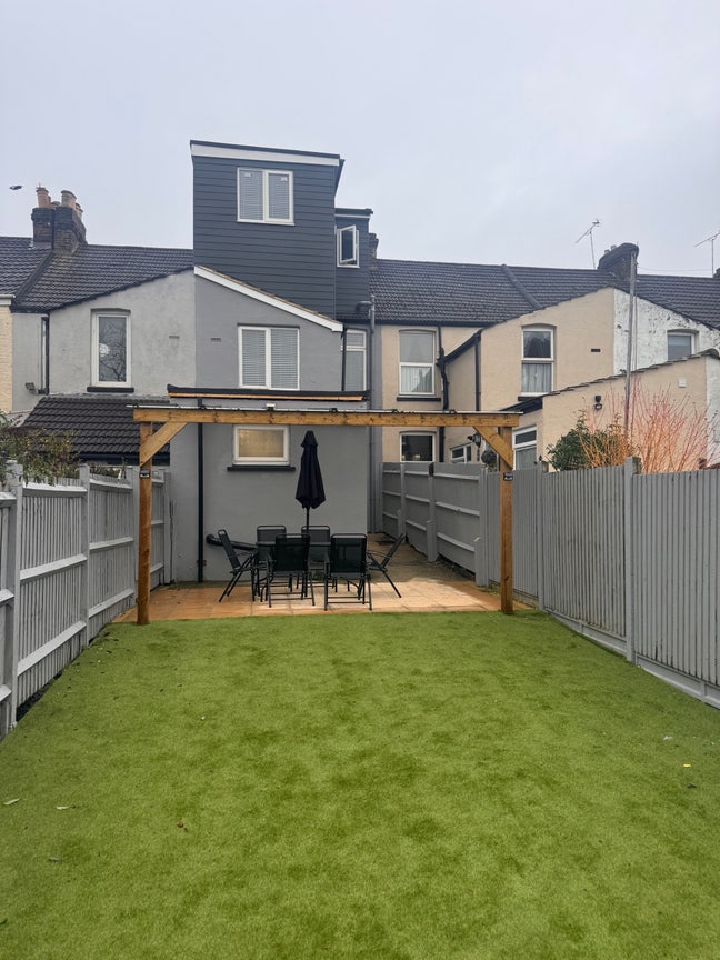 Luxurious house share no deposit ! Singles only  Main Photo