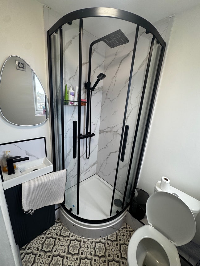 Luxurious house share no deposit ! Singles only  Main Photo