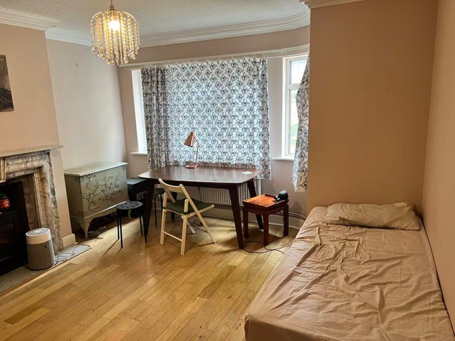 Big double super clean  room bills are included  Main Photo