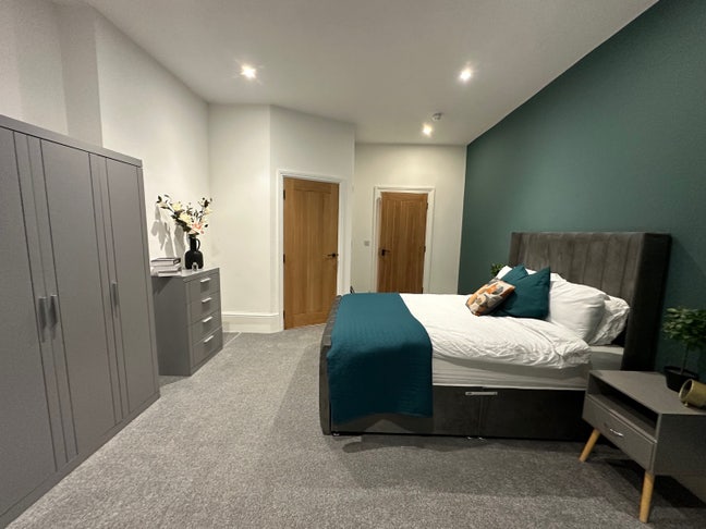 V Large double, for couples. Modern & New!! Main Photo