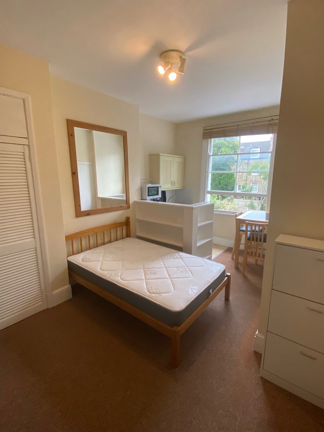Fully furnished studio-immediate move in - Balham Main Photo