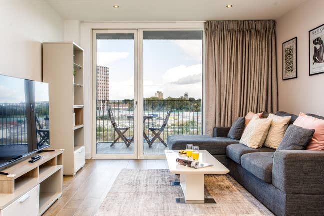✨ Lovely 2-Bed Flat with Balcony - River Views ✨ Main Photo