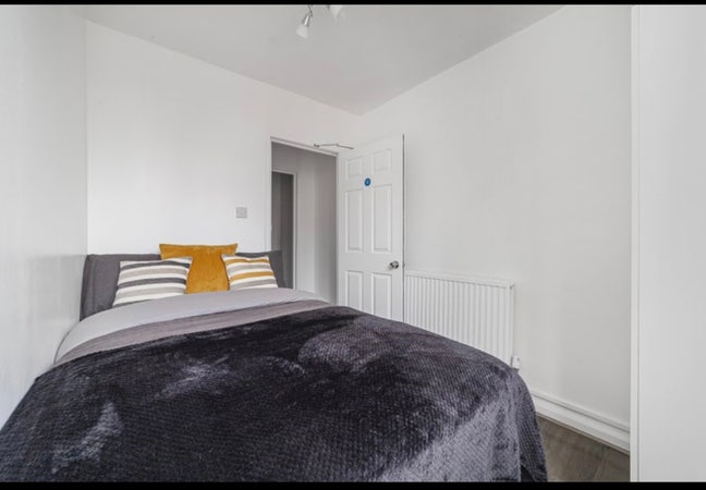 Newly Refurbished bedroom Main Photo
