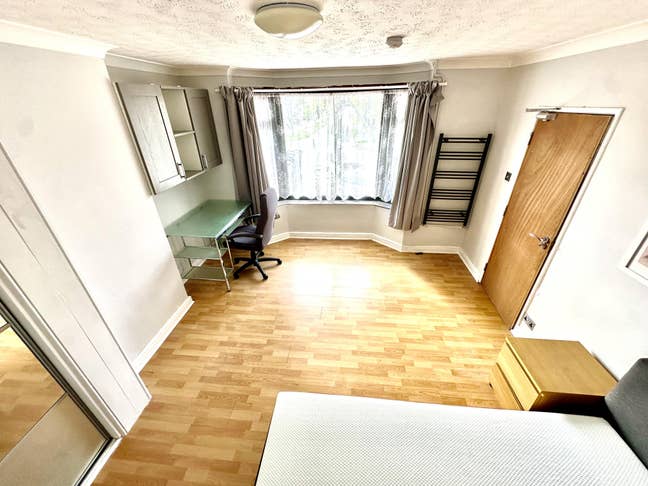 Lovely Double Rooms Available Main Photo