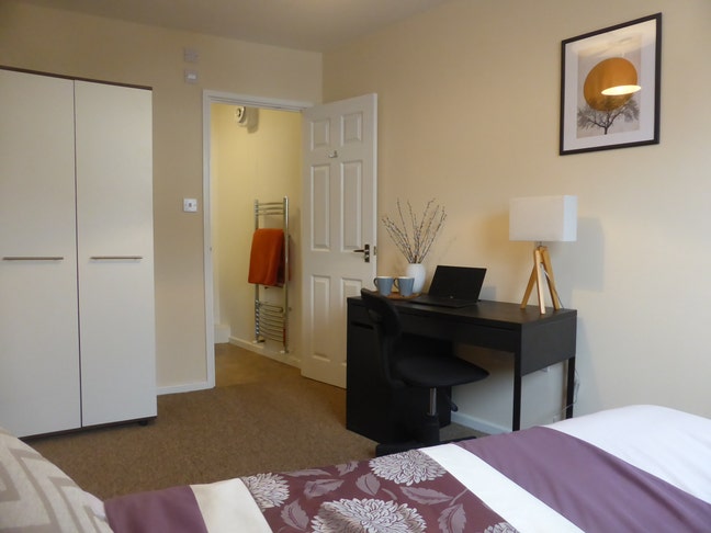 Large double & ensuite & private entrance Main Photo