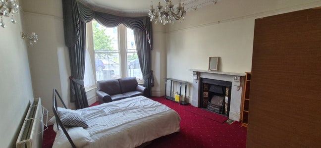 Large double room in quiet house Main Photo