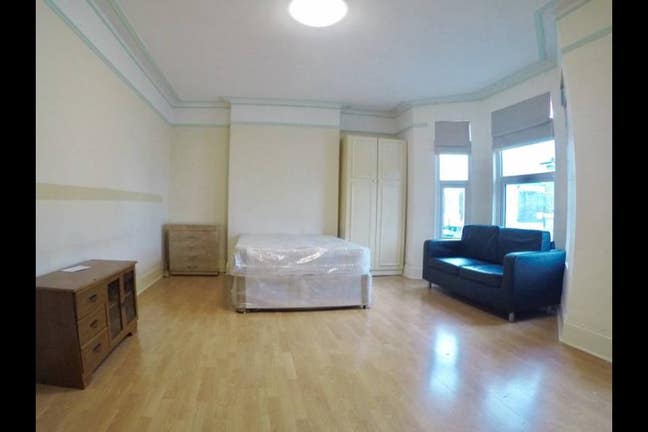 Super Big D room in house share,5 mins Acton Town. Main Photo
