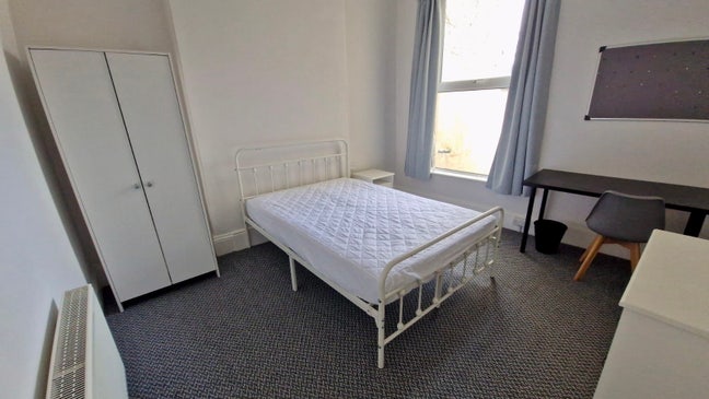 Newly decorated double room in Lipson Main Photo