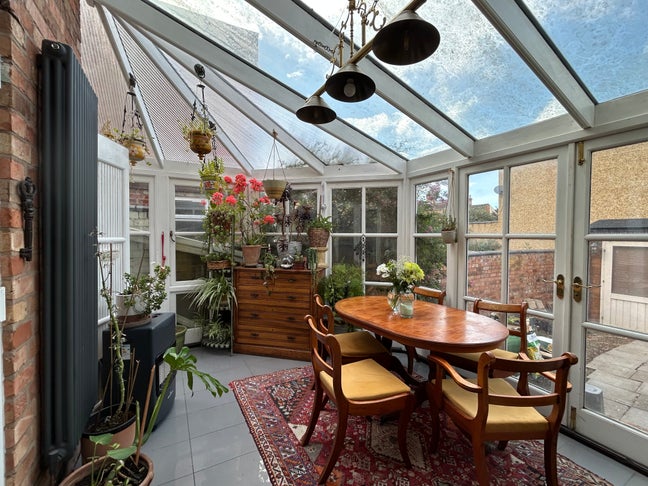 Spacious  single room to rent Main Photo