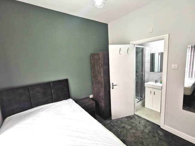 ** Lovely Modern En Suites - All Bills Included! Main Photo