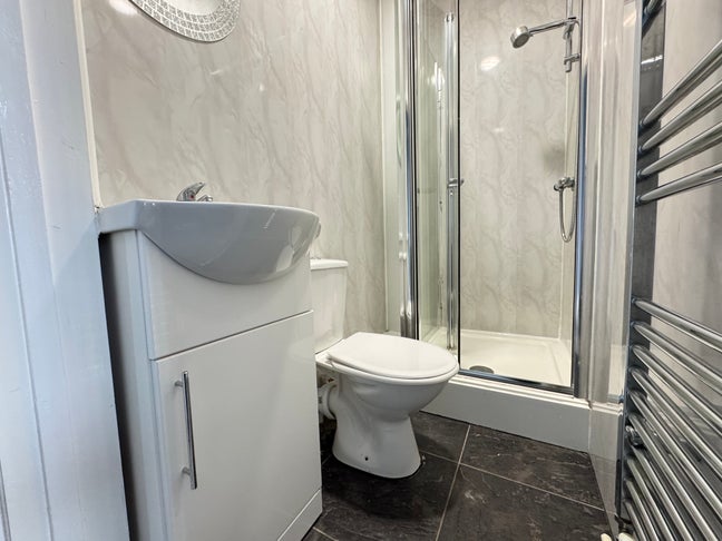 Large Ensuite Room with Fantastic Transport Links Main Photo