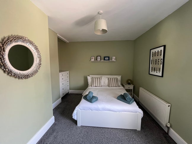 Beautiful House & landlord lives out Thurs-Sun Main Photo