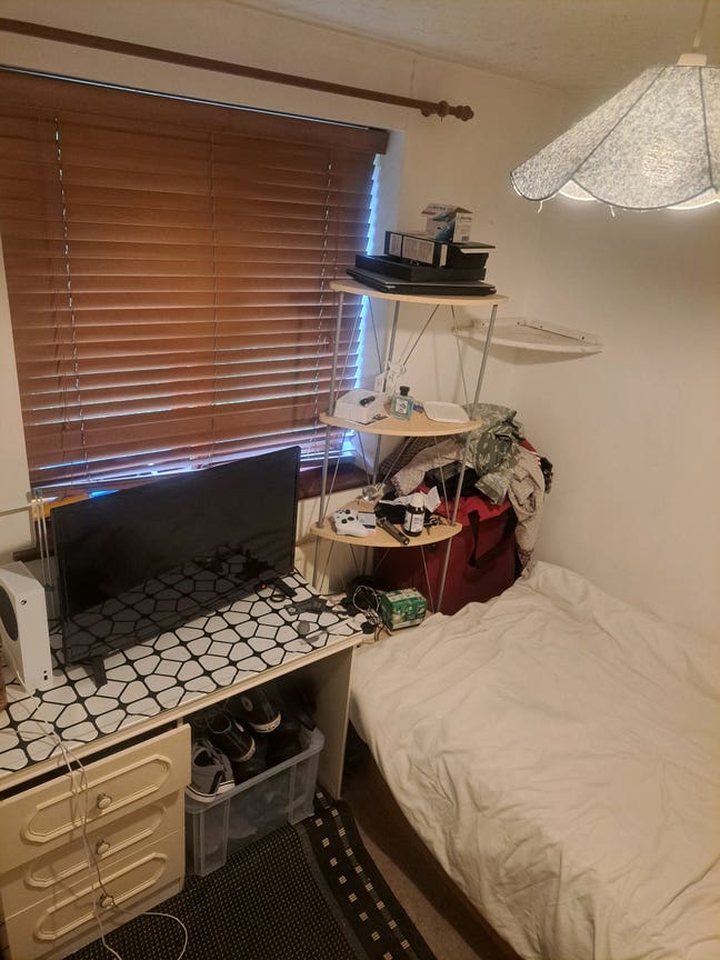 Single room on a spacious house Main Photo