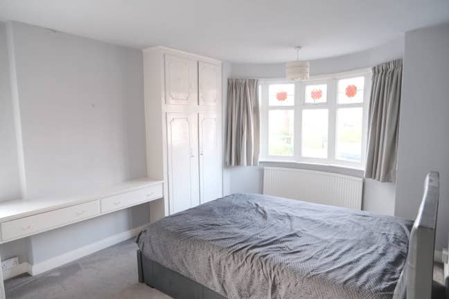 Large double fitted room: 7 mins walk from station Main Photo
