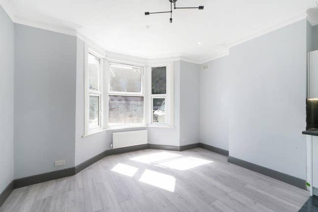 Refurbished 2 (+study) bed flat in Haringey N17 Main Photo